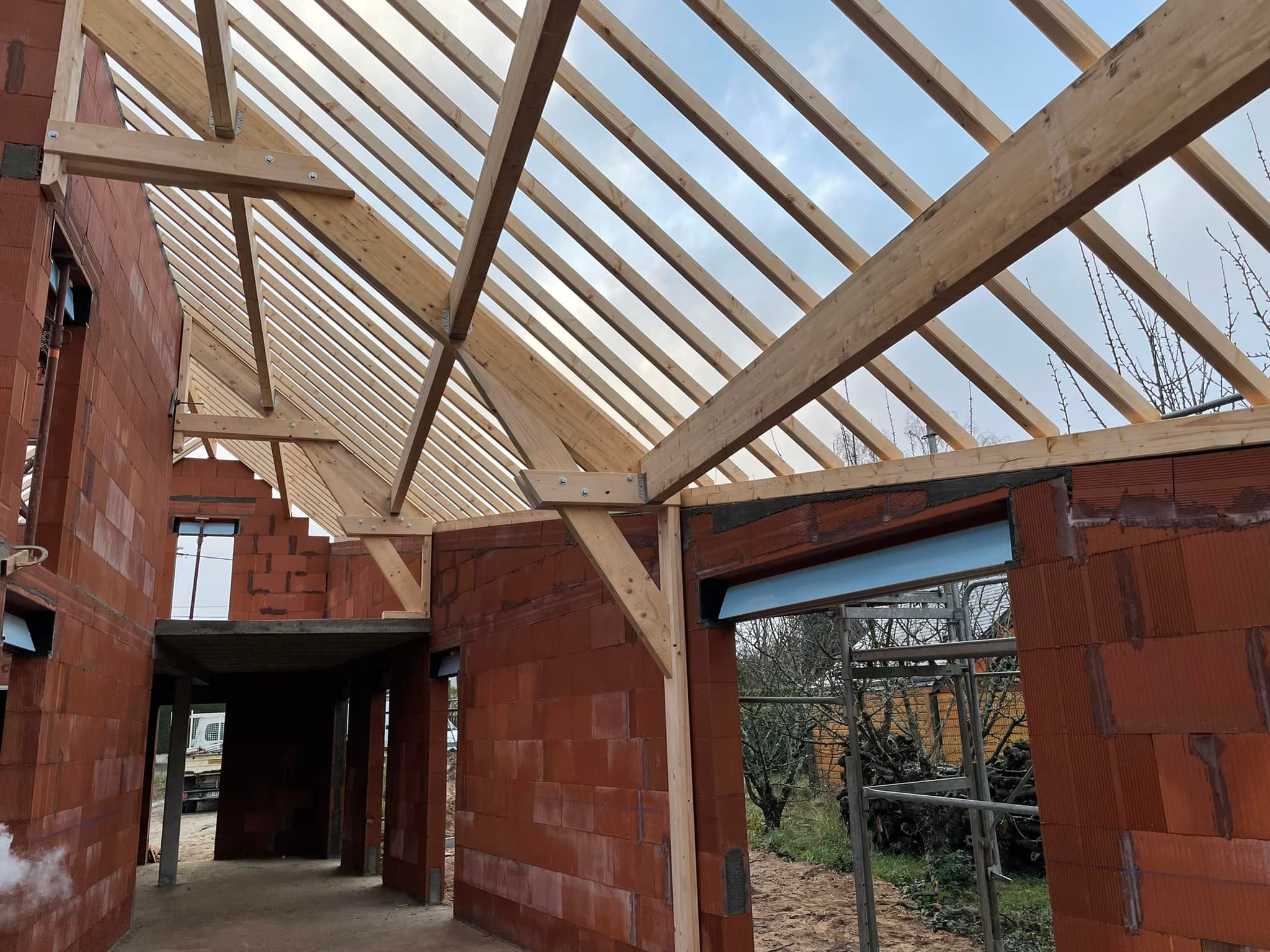 Charpente traditionnelle en construction dans le Loiret