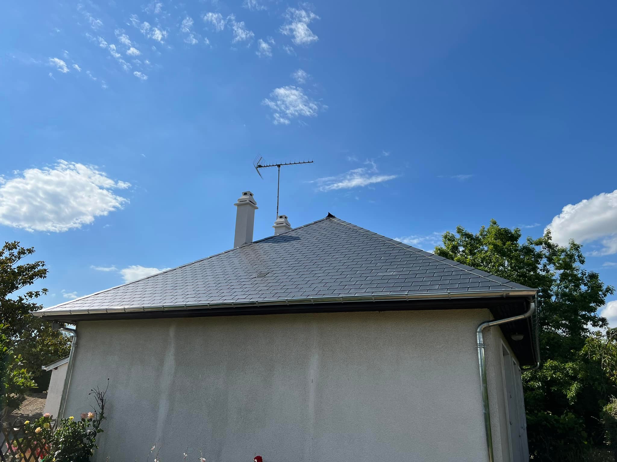 Zinguerie et gouttières sur toiture ardoise dans le Loiret